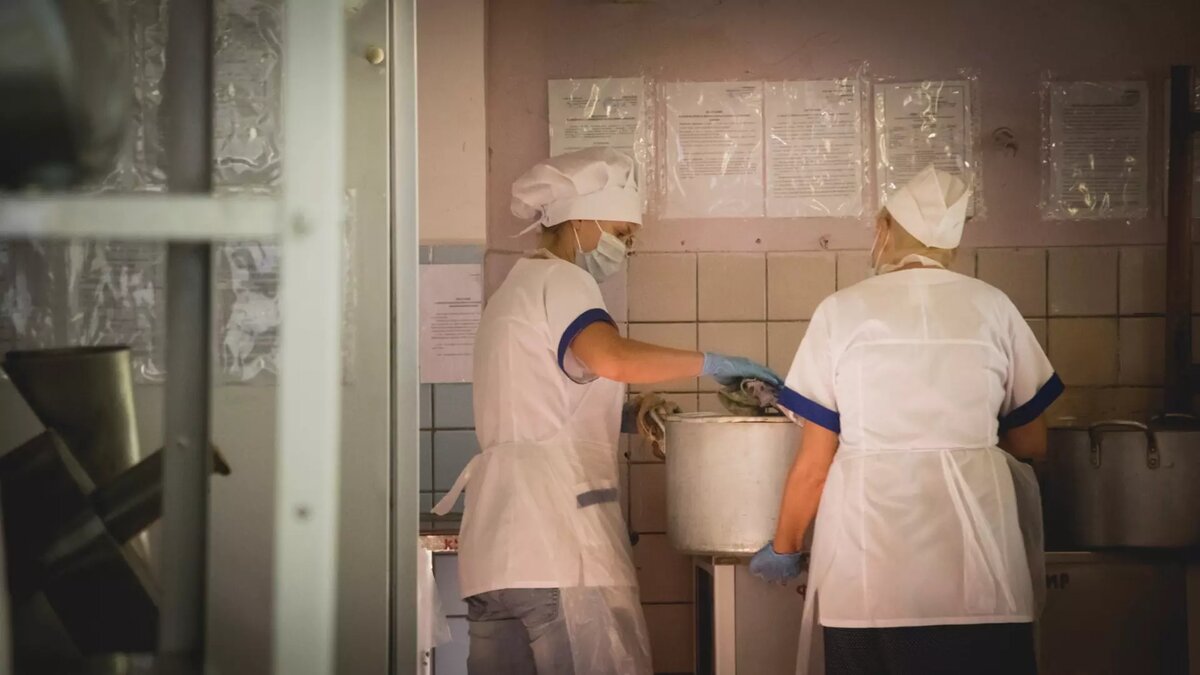     Роспотребнадзор проверил продукты, которыми кормили осужденных исправительного центра при колонии №28 в Ленинске Волгоградской области. Как оказалось, их недомогание не связано с питанием.