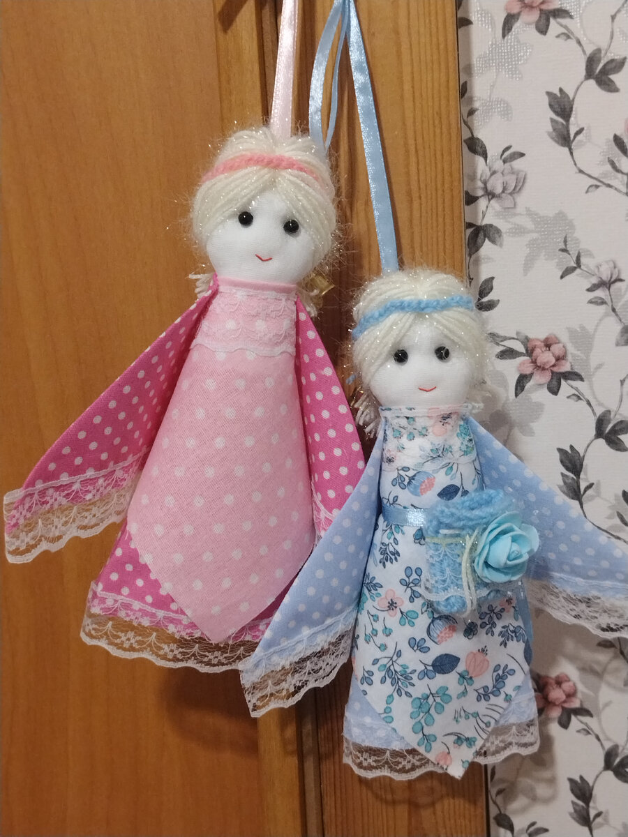 Розовый ангелочек будет с сумочкой тоже, довязываю)