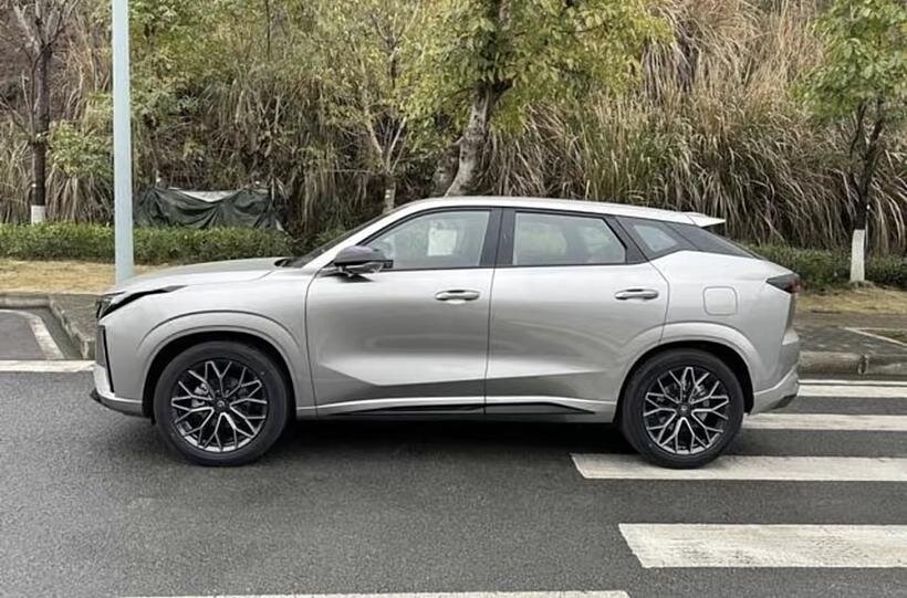 На фото из соцсети: Кроссовер Changan Uni-Z