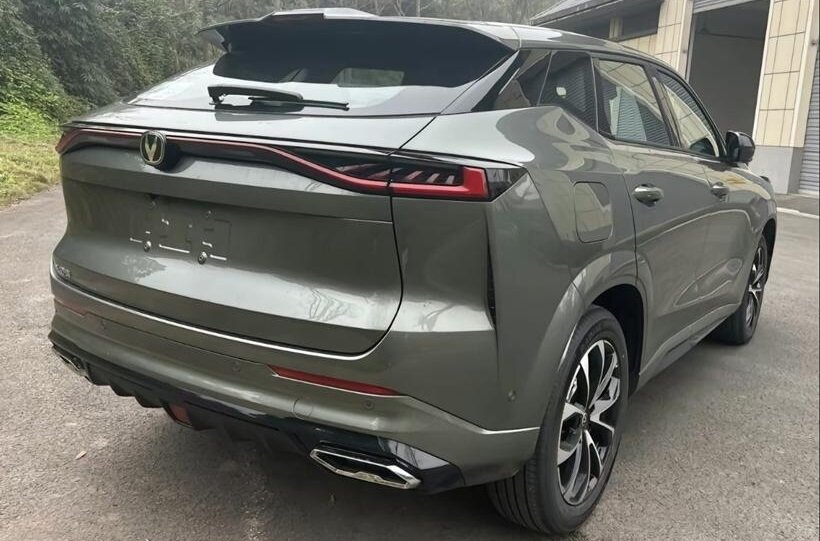 На фото из соцсети: Кроссовер Changan Uni-Z