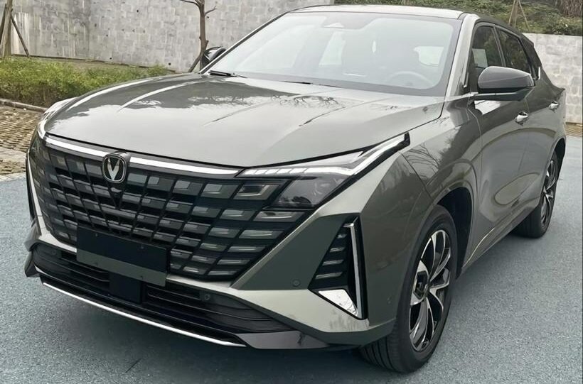 На фото из соцсети: Кроссовер Changan Uni-Z