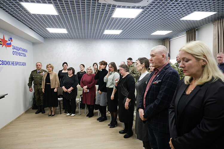    В четверг в татарстанском филиале фонда «Защитники Отечества» было не по-весеннему грустно. Здесь собрались близкие родственники бойцов именного добровольческого татарстанского батальона «Алга»