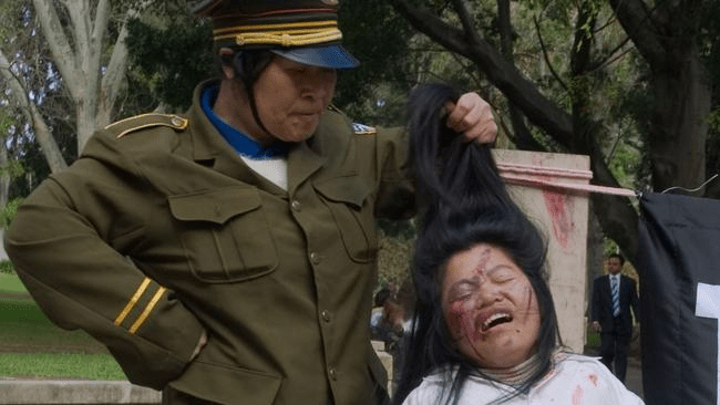 Инсценировка репрессий последователей Фалуньгун в Китае во время саммита АТЭС в Сиднее, Австралия. (news.com.au)