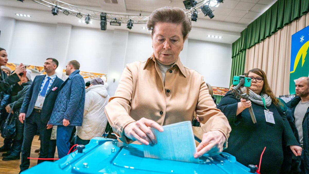    Наталья Комарова в числе первых пришла на избирательный участок