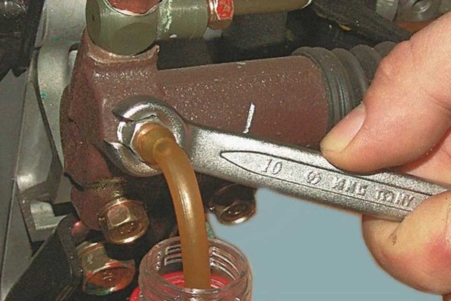 Прокачать сцепление вдвоем