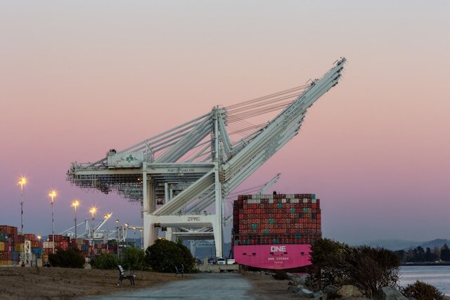 Портовые краны ZPMC в пору Оакленд, США. Фото Unsplash