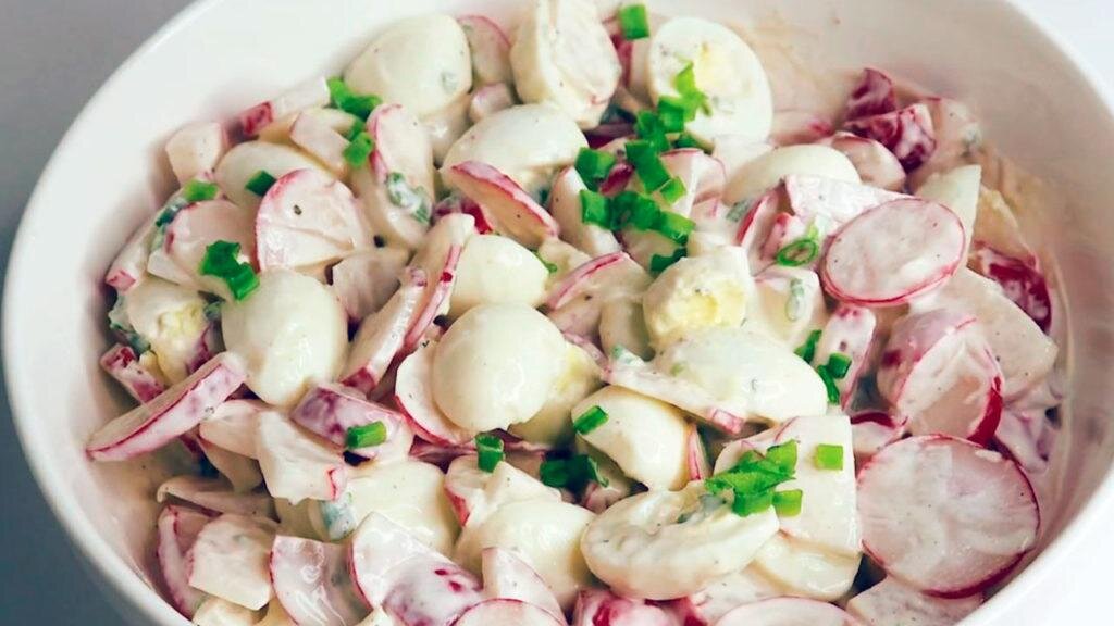 салат глухаря гнездо глухаря. рецепты вкусных салатов с яйцами. салат с яичными блинчиками. салатик на скорую руку. салат с яйцом.