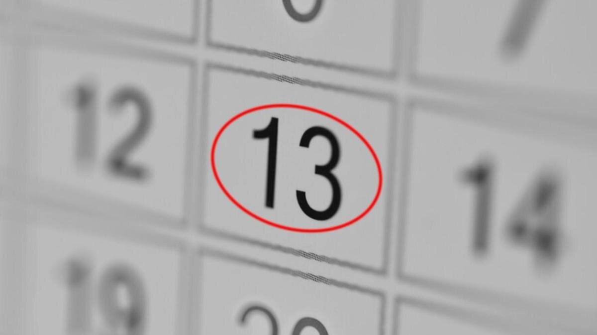    Календарь с обведенным числом 13:Freepik