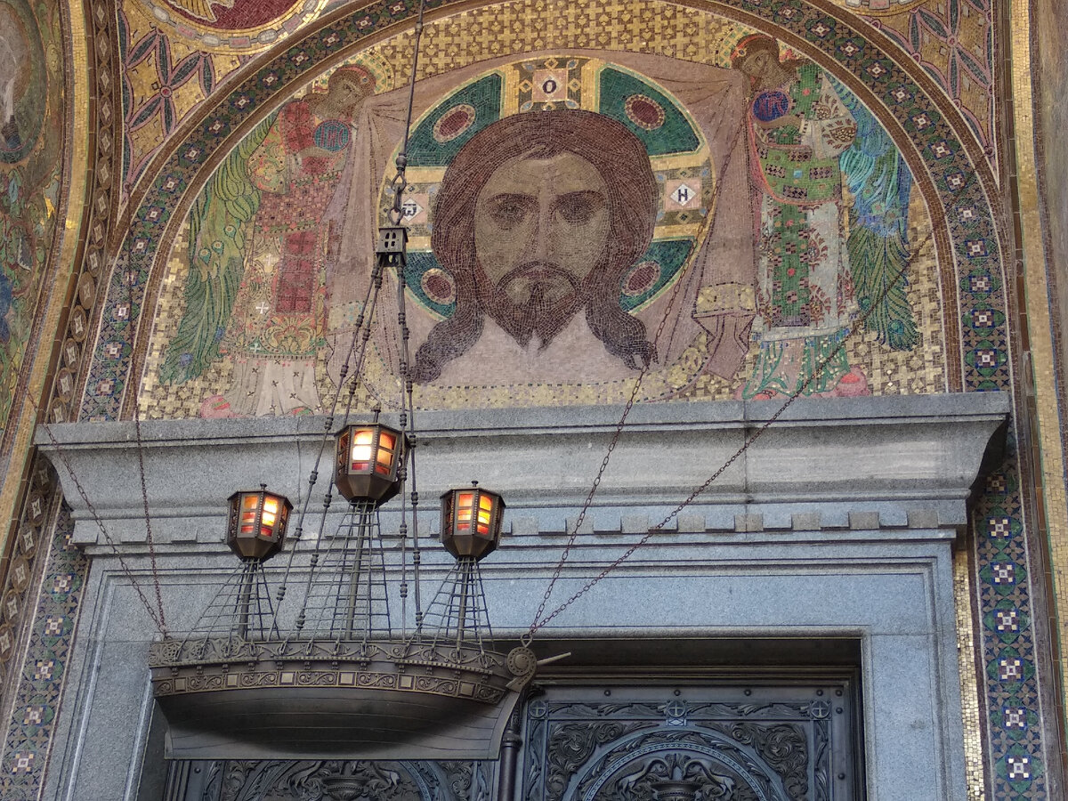 Фото автора. Над входом в морской собор Кронштадта