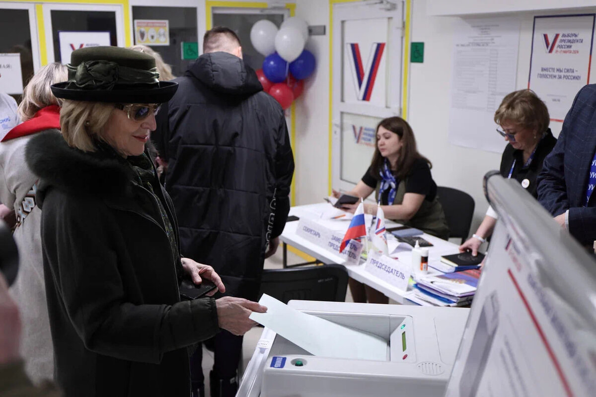    Депутат Думы Югры Лариса Белоцерковцева проголосовала на выборах президента России