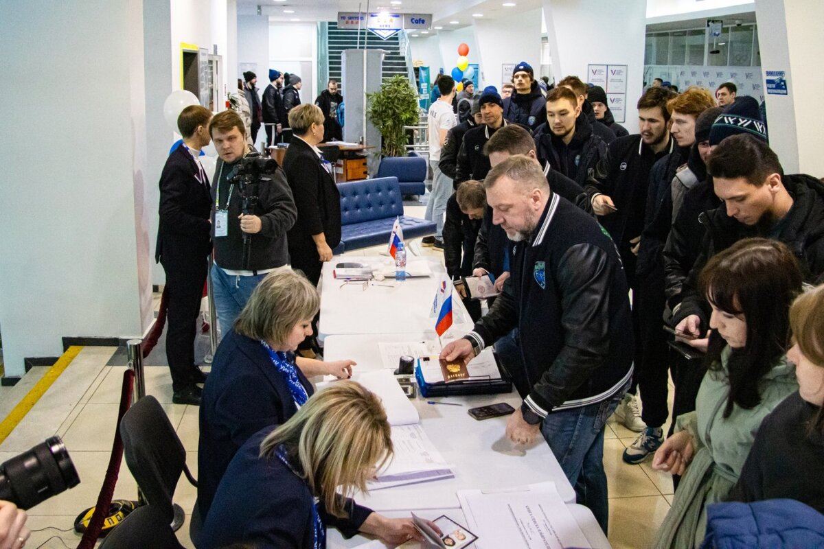    Хоккеисты и главный тренер клуба «Югра» проголосовали за президента России перед вылетом на важный матч