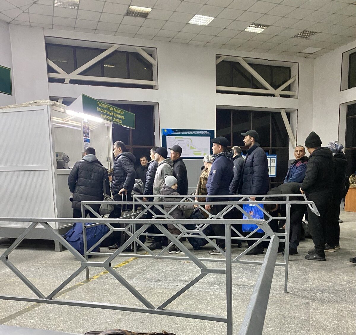 Вот так узбеки едут в Россию на автобусе. Пограничный контроль