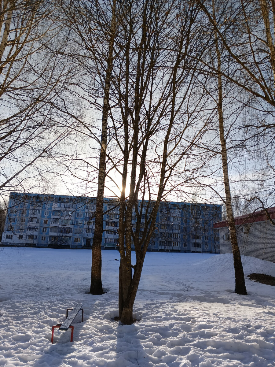 Фото автора за домом солнце встает