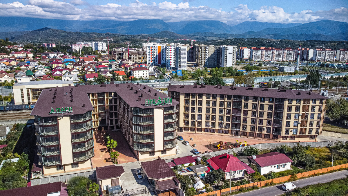 Вид на ЖК Green Sail Park в ФТ Сириус. Минимальная стоимость квартиры 9.5 млн.₽ на март 2024 года.