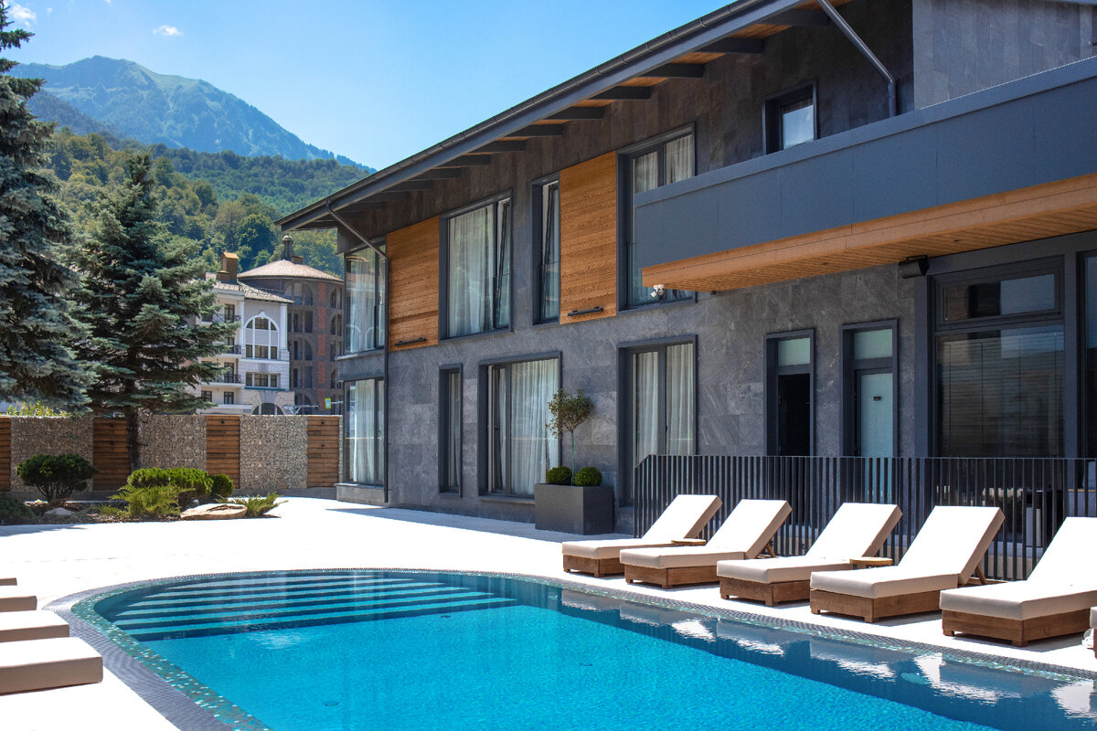 Элитный апартаментный комплекс в центре Эстосадка на Красной поляне. Минимальная стоимость апартаментов - 38 млн. ₽ на март 2024 года.