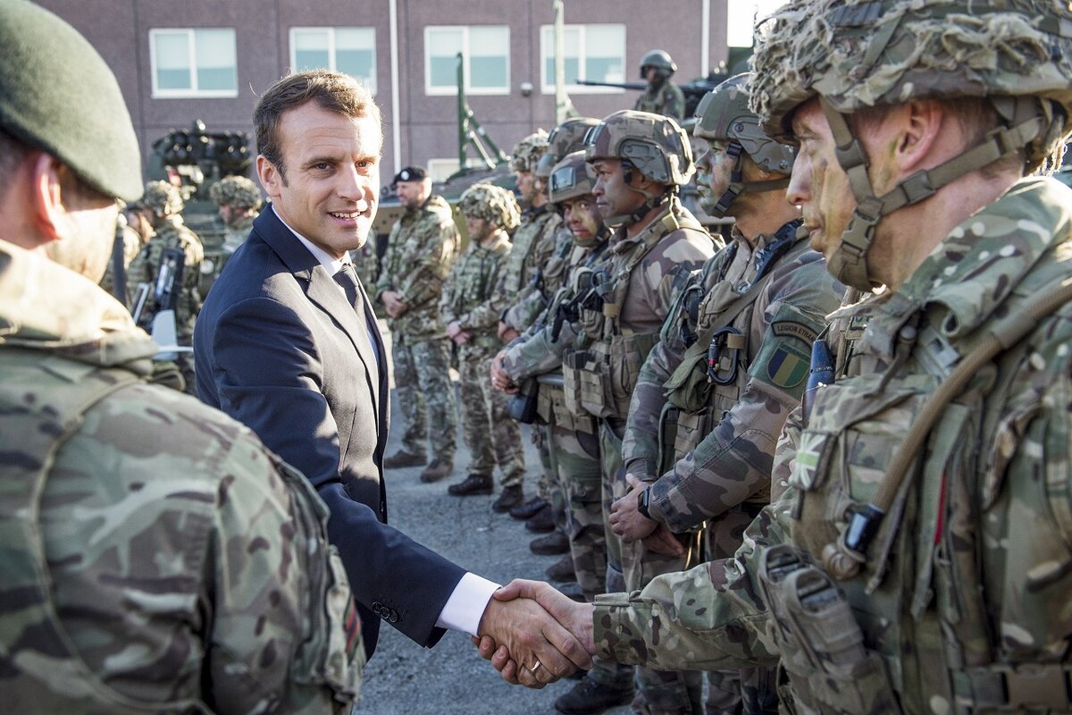    JB 22 Tapa – Francúzsky prezident Emmanuel Macron si podáva ruku s francúzskymi vojakmi NATO poèas jeho stretnutia s vojakmi NATO na vojenskej základni Tapa pri Tallinne 29. septembra 2017. FOTO TASR/AP   
France’s President Emmanuel Macron shakes hands with French soldiers of the NATO Battle Group at the Tapa military base, about 90 kilometers (56 miles) west of Tallinn, Estonia, Friday, Sept. 29, 2017. (AP PhotoMarko Mumm) kievb