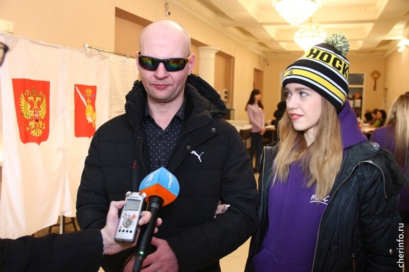    Череповчанин Николай Пепень потерял зрение в восемь лет, но он работает, открыл интерактивный музей "Мир без света".