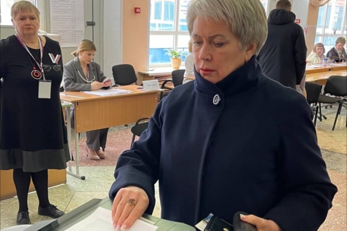    Председатель Оренбургского горсовета проголосовала на выборах президента