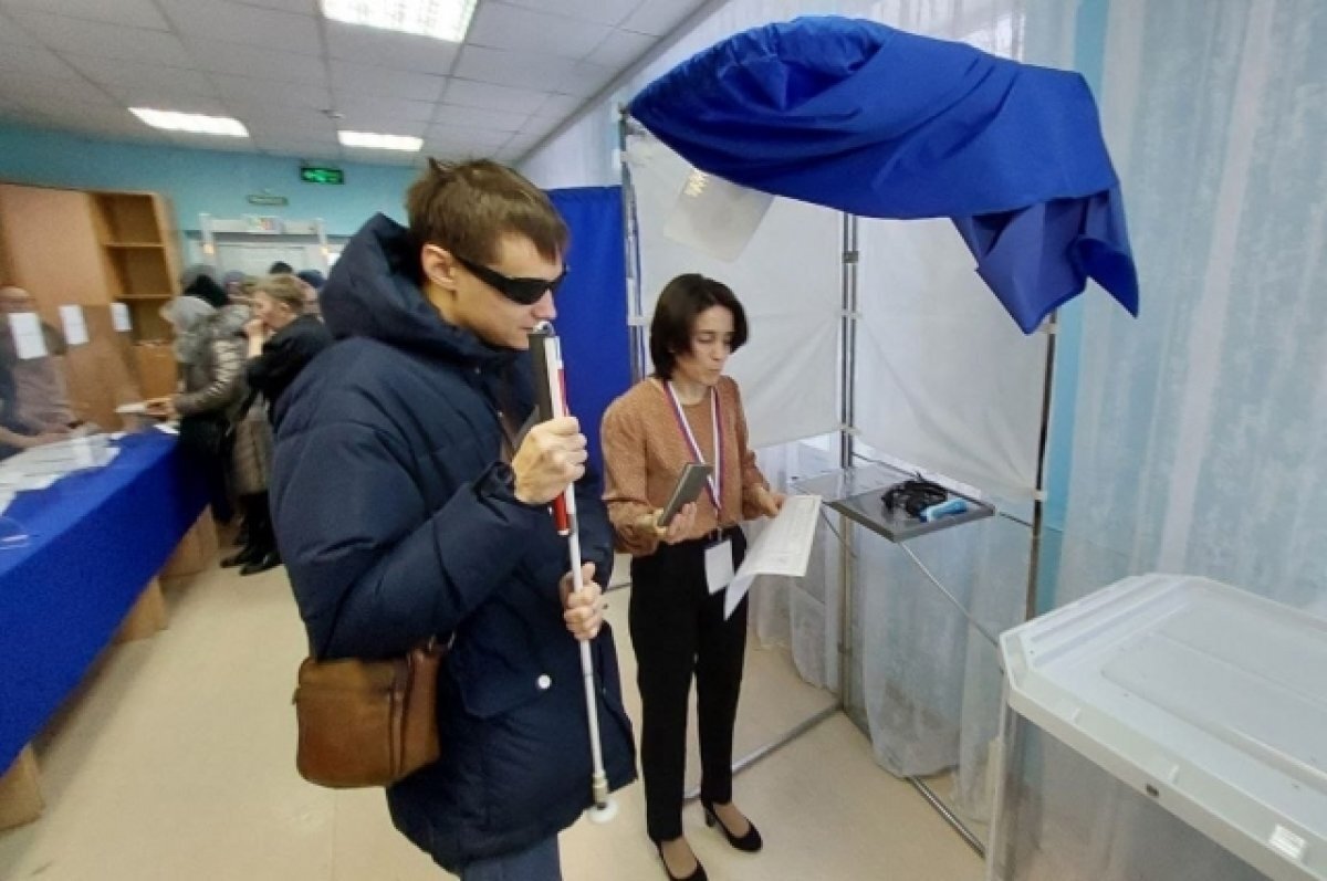    Незрячие оренбуржцы голосуют с помощью тифломаркеров.