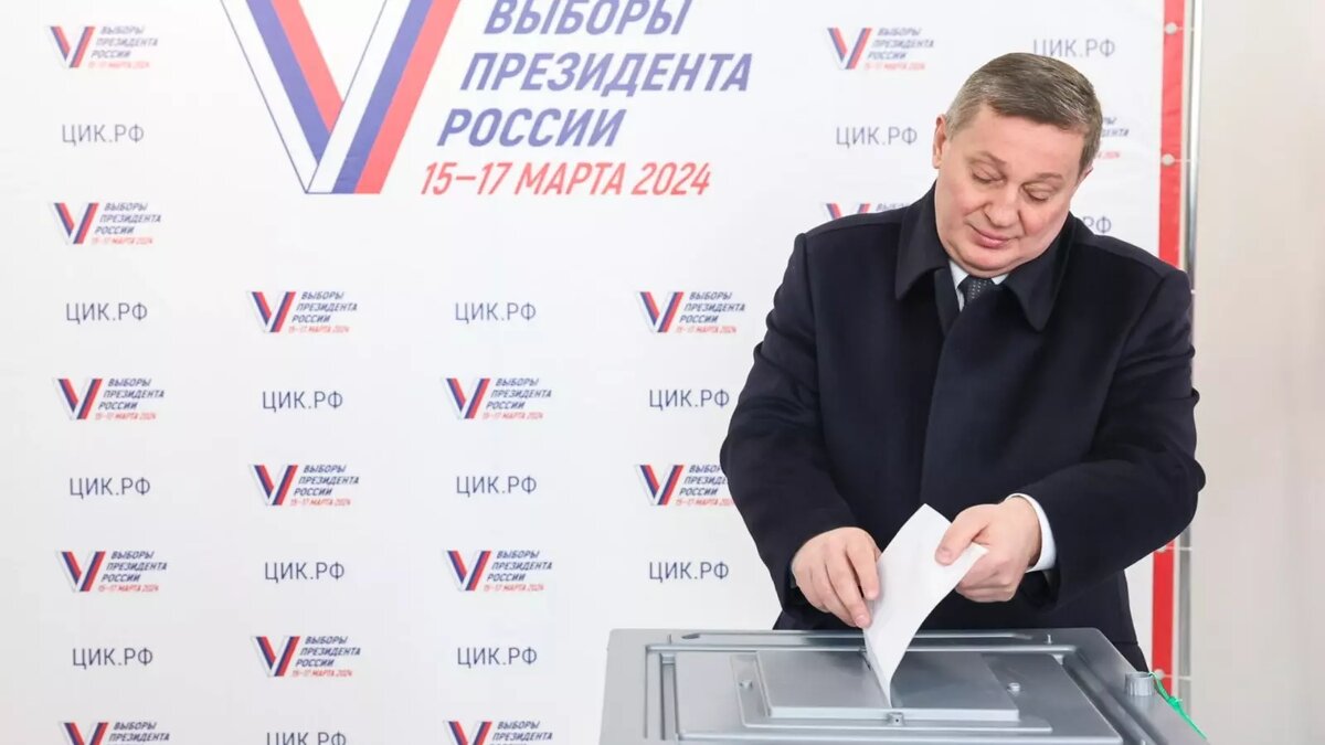     Губернатор Андрей Бочаров стал одним из первых в Волгограде, кто принял участие в выборах президента, сообщает администрация региона. Он проголосовал почти сразу после открытия избирательного участка на базе новой школы в Ворошиловском районе.