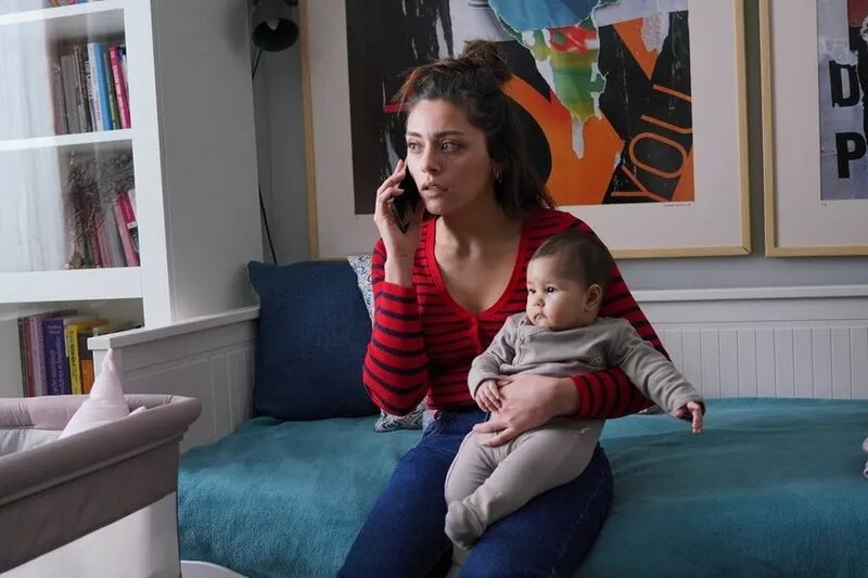 Доа (Сыла Тюркоглу) с дочерью ((источник: takvim.com.tr/magazin/2024/03/15/kizilcik-serbeti-fatih-icin-ayrilik-canlari-caldi-doganin-yeni-sevgilisi-kadroya-dahil-oluyor)