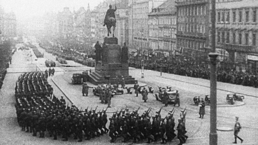     Немецкие войска на Вацлавской площади Праги РИА Новости