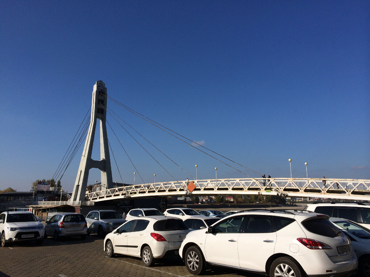 Поцелуев мост пешеходный, но имеет очень мощную конструкцию. Зачем? фото автора