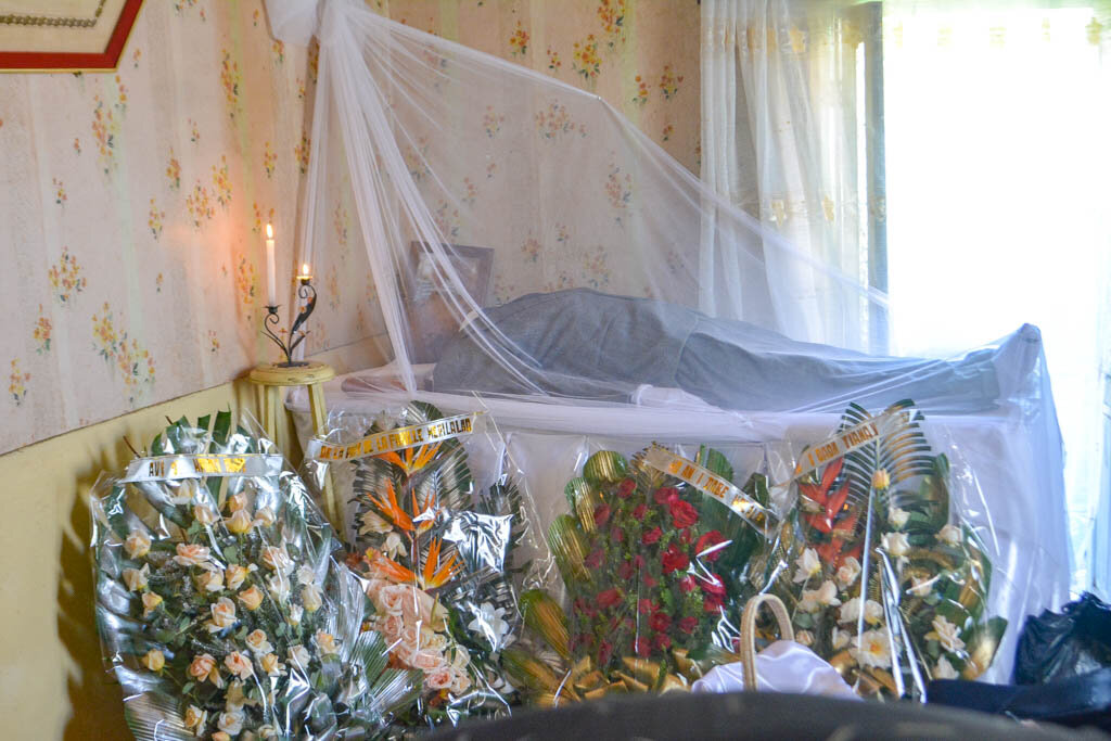 Малагасийские похороны - это смесь арабских, католических и языческих обрядов. Я давно об этом знал. Но на похоронах тут еще не бывал. Не люблю я это дело.