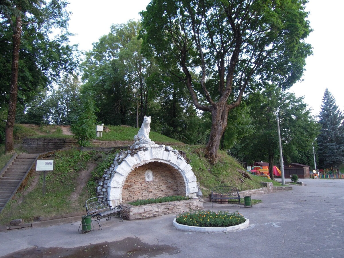 В Лопатинском саду сохранились фортификационные сооружения периода польской оккупации Смоленска. На фото представлена одна из арок, которая служила входом в каменное помещение, где хранились боеприпасы. Фото Masha Linnik / CC BY-SA 4.0