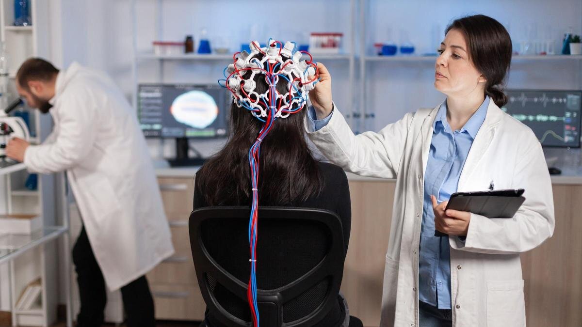    Врач обследует пациентку на электроэнцефалографе:Freepik / DC Studio