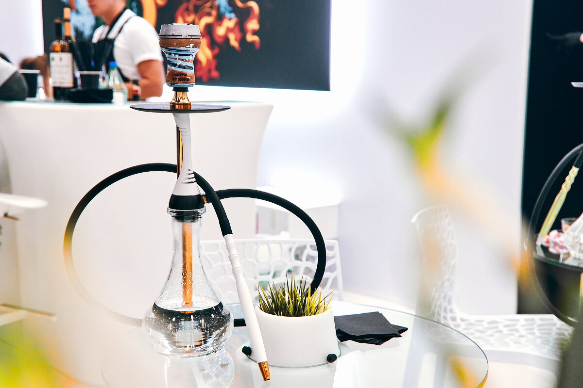 На фото: кальян Alpha Hookah Model S, колба DROP Прозрачная 