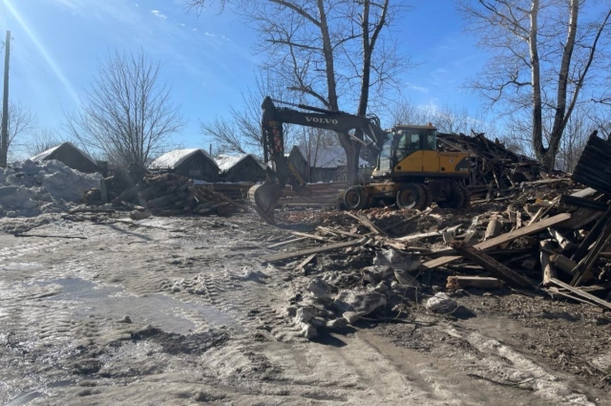    В Кинешемском районе начался снос аварийных жилых зданий