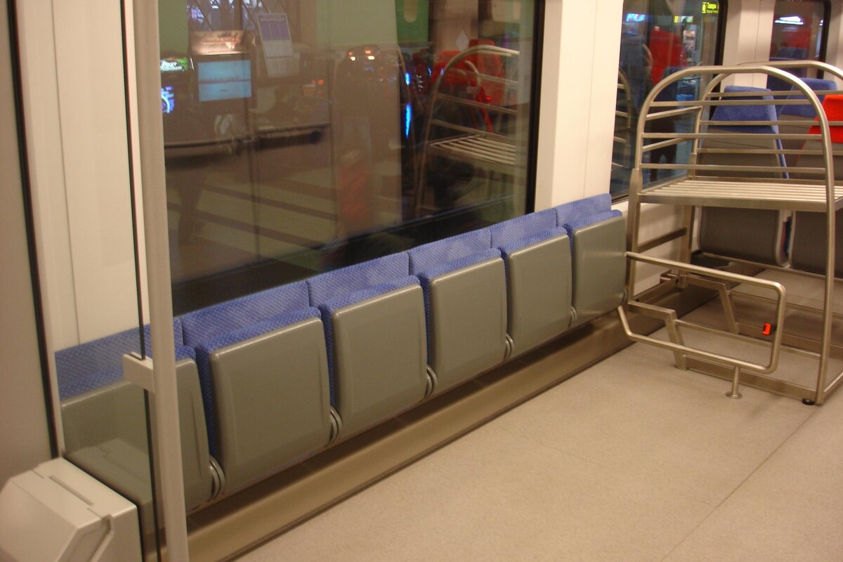 В некоторых «Ласточках» есть боковые откидные места. Они стоят дешевле, чем обычные, но и ехать на них не так комфортно. Источник фото: commons.wikimedia.org (автор: Zacallan) 