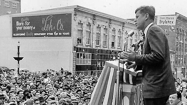 Джон Кеннеди, 1960 год. Источник фото: https://commons.wikimedia.org/wiki/File:1960_-_John_Kennedy_at_Center_Square_2_-_Allentown_PA.jpg
