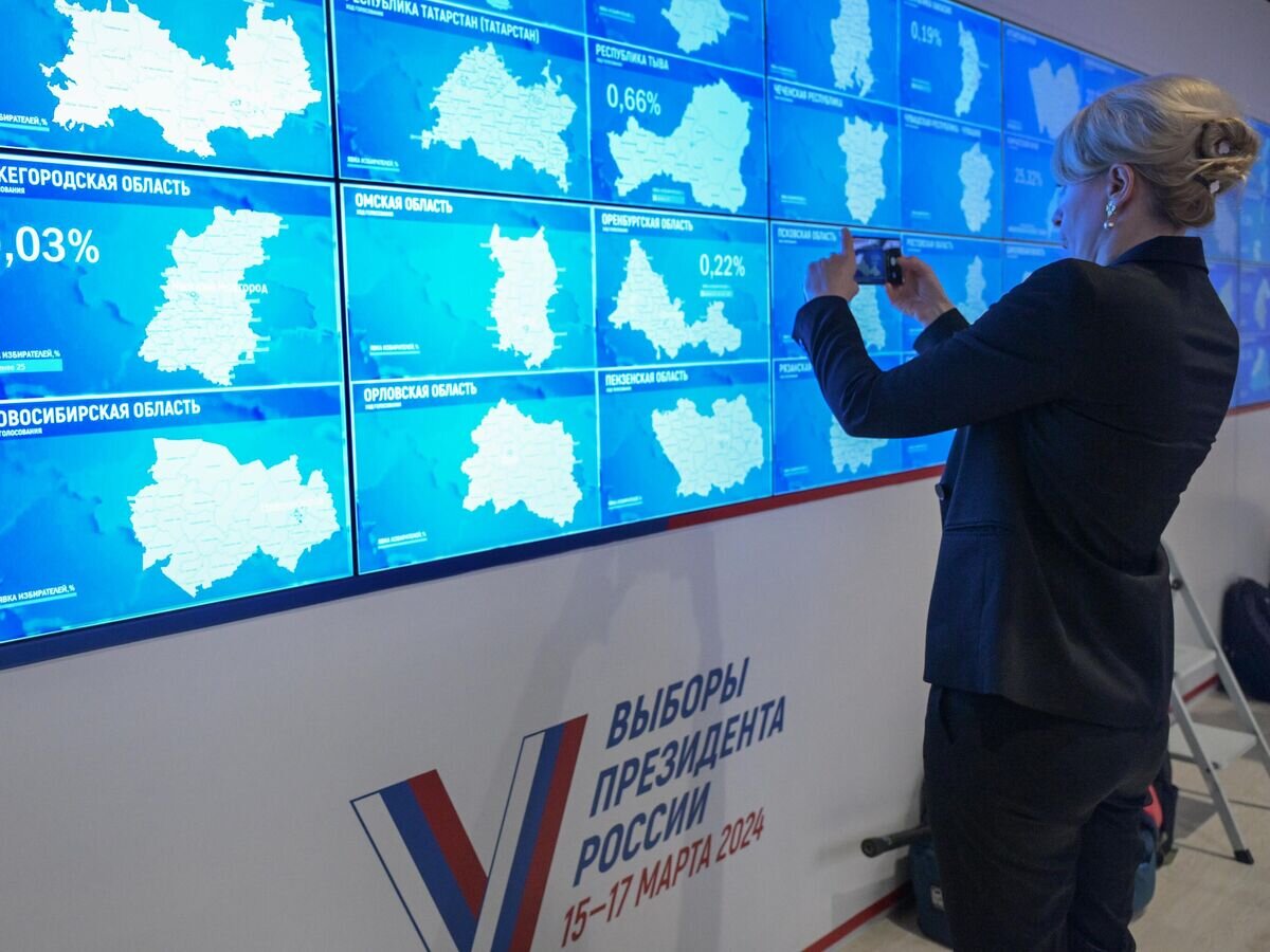    Экраны в Информационном центре Центральной избирательной комиссии РФ с данными о ходе голосования на выборах президента РФ© РИА Новости / Алексей Никольский