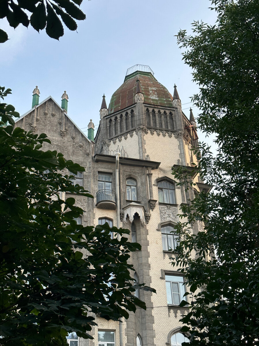 Рассмотрим фасад поближе