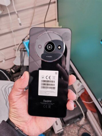    Недорогой Xiaomi имеет достаточно большой экран, но при этом телефон легко помещается в руке. Иллюстрация: gsmarena.com