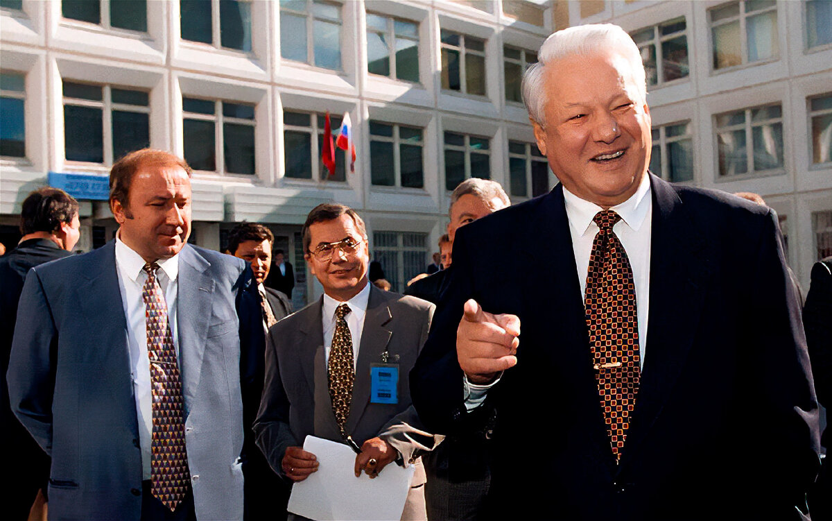 В западных СМИ их называли «клан» Ельцина. В 90-е годы они занимали ключевые должности в госаппарате. Каждый имел огромное влияние на президента. Согласно мемуарам А.В.