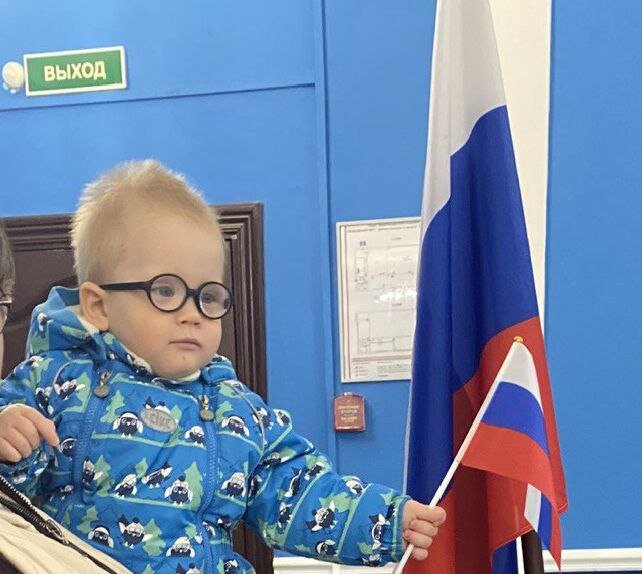 Это Саше на выборах флажок подарили