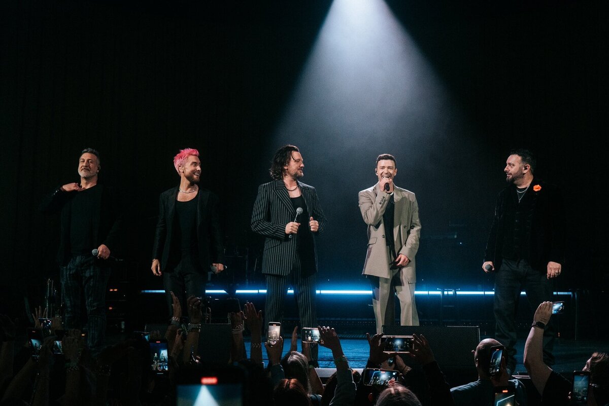     Джастин Тимберлейк впервые за 11 лет спел с группой NSYNC. Они исполнили хиты Girlfriend, Bye Bye Bye и It’s Gonna Be Me