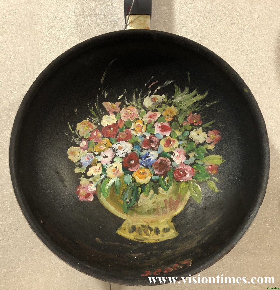 Одна из картин Ван Чэнь Мин-чу на сковороде. (Julia Fu via Nspirement)