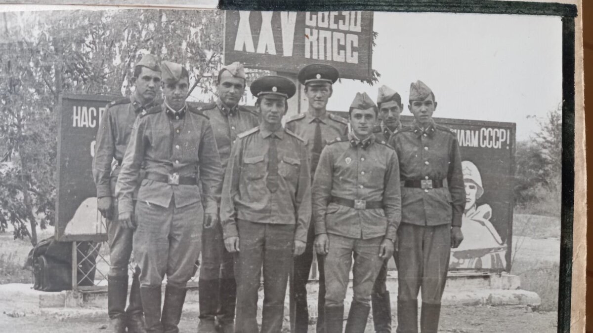 Начальник расчета лейтенант Чуруканов и заправщики