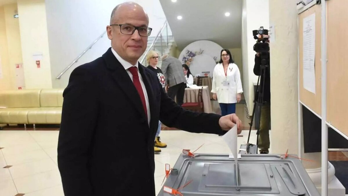     Глава Удмуртии и премьер правительства отчитались, что проголосовали на выборах Президента РФ. Также ролики о своих визитах на избирательные участки выложили мэры Ижевска и Сарапула и руководитель администрации главы и правительства Александр Журавлев. Все они пришли на участки с семьями.