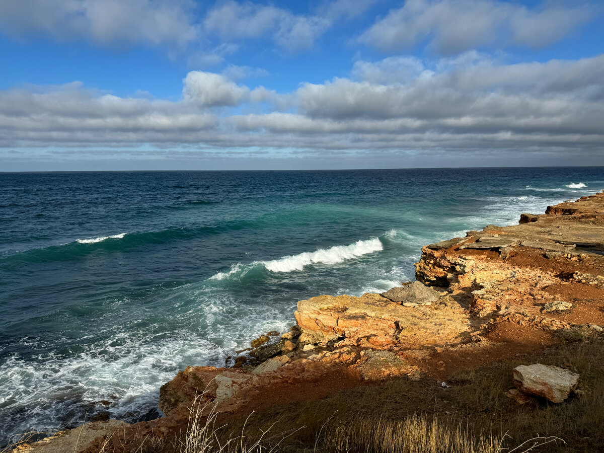 Зимой море еще прекраснее чем летом, холодное и недоступное, хотя многие местные купаются круглый год