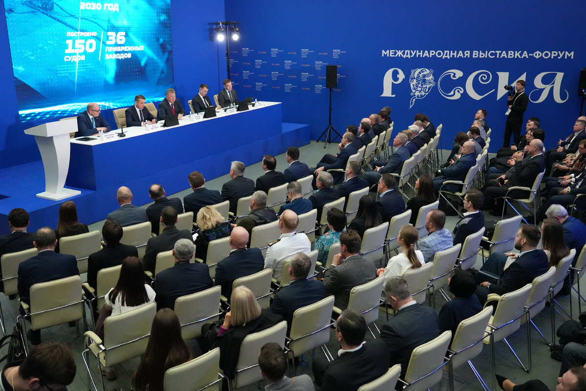 И. Шестаков: "Вклад в экономику страны и прибрежных регионов, конечно, гораздо больше чем этот зал, который нам предоставили для проведения сессии по рыбе!". Как по мне, то уютная и камерная атмосфера скорее способствует 