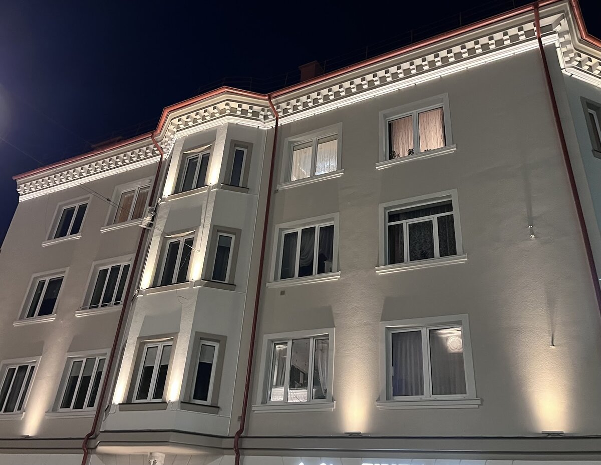 Иногда можно отступить от «исходника» и добавить современные детали – архитектурную подсветку и горельефы