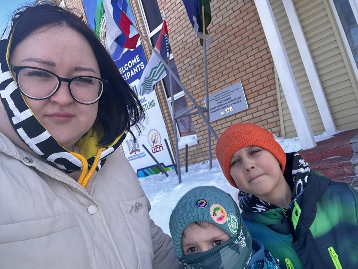    Семья общественников из Югры проголосовала на выборах президента в полном составе