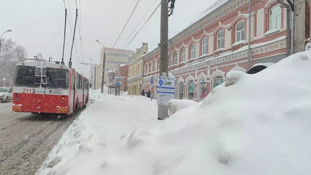     Бывший депутат гордумы Ижевска, юрист Вадим Глухов пытается добиться от властей города чистки от снега платных парковок. Он написал обращение в прокуратуру, которая переслала его в администрацию Ижевска. В ответ чиновники «прикрылись» именем Президента России.