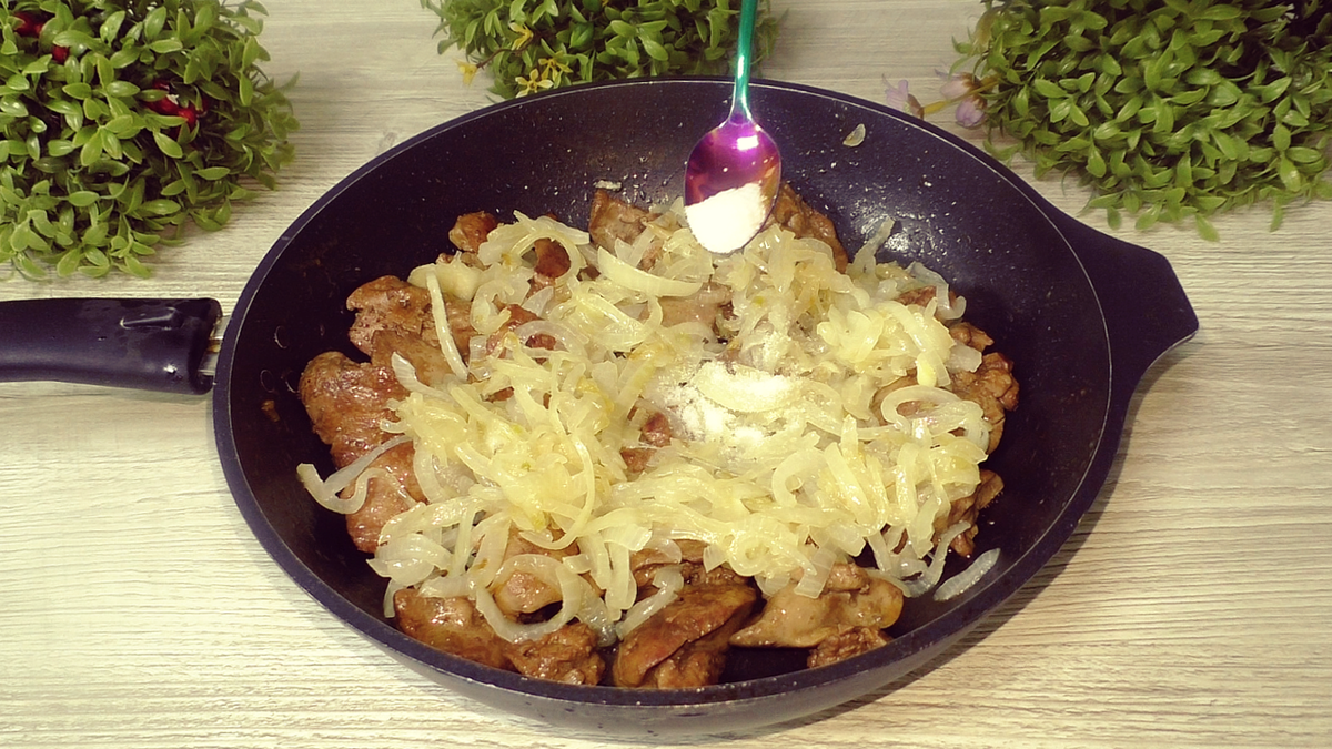 Закуска из куриной печени парочка. Блюда с куриной печенью. Печень из курицы. Приготовить куриную печенку. Простые рецепты из куриной печени.