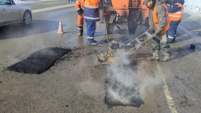     В Барнауле делают локальный ремонт дорог. Администрация города